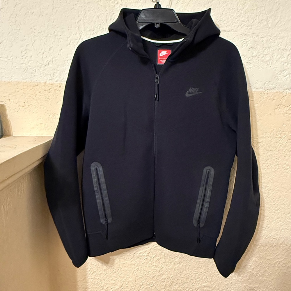Black Nike tech fleece